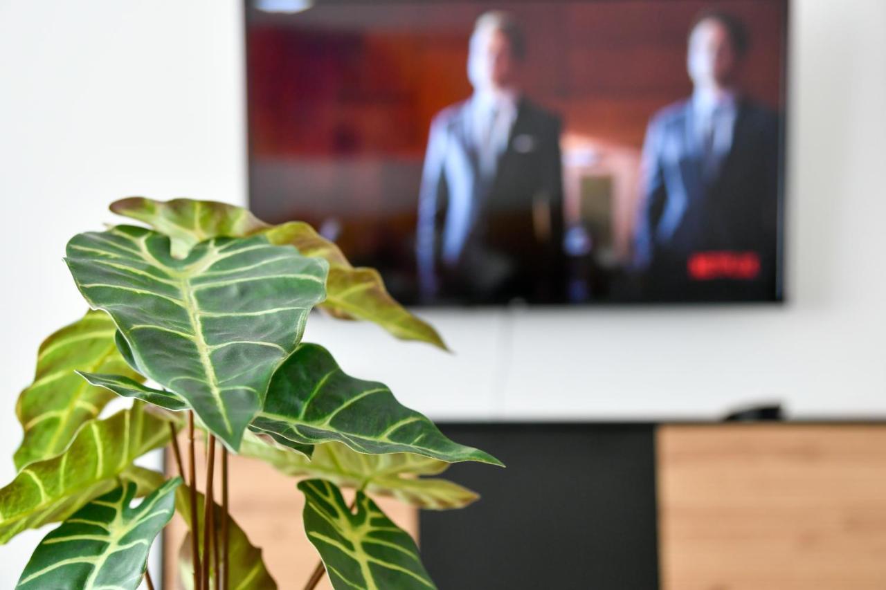 Ferienwohnungen Am Theater - Modern, Zentral Und Ruhig Mit Kueche, Waschtrockner, Netflix, Wlan Und Parkplatz- 2 Zimmer, 52 Qm Cottbus Extérieur photo